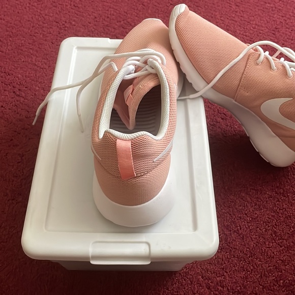 Nike Roshe EUC One Coral Stardust/
White sneakers 💕 - Picture 3 of 10